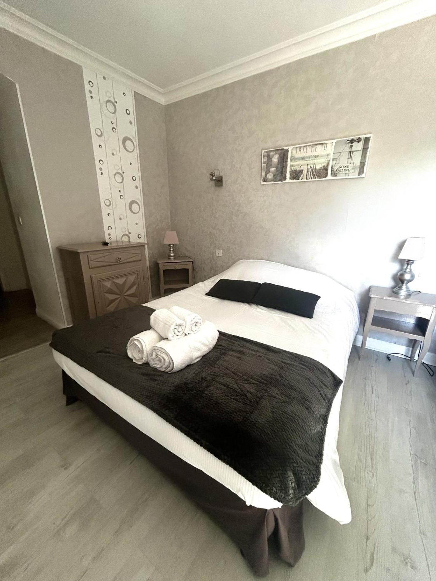 Hotel Central Chaunay Room photo